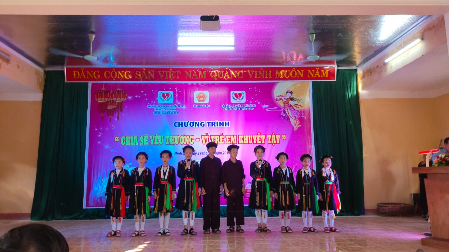 Tặng quà trẻ em khuyết tật tại Lạng Sơn